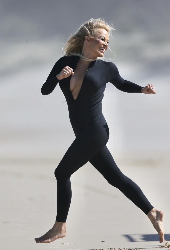 Папарацци сделали супер снимки бегающей по пляжу спасательницы Памелы Андерсон
