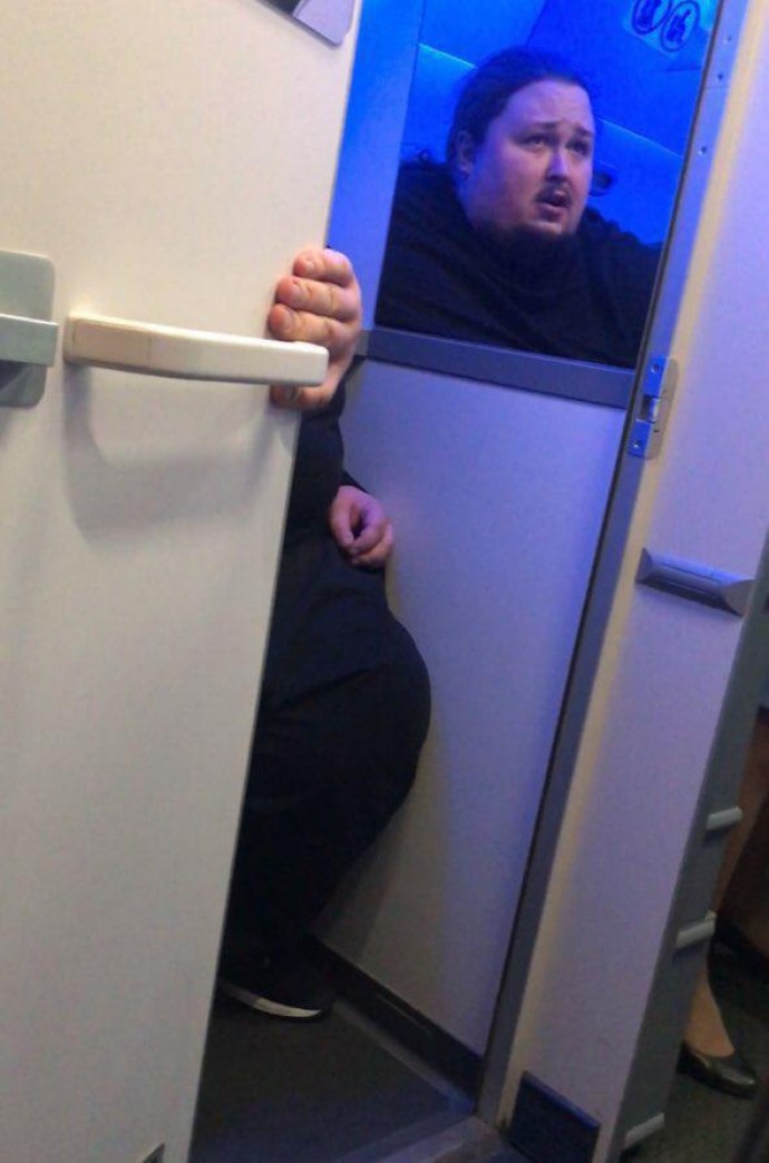 Сын Никаса Сафронова Лука Затравкин решил засудить авиакомпанию после того, как застрял в туалете