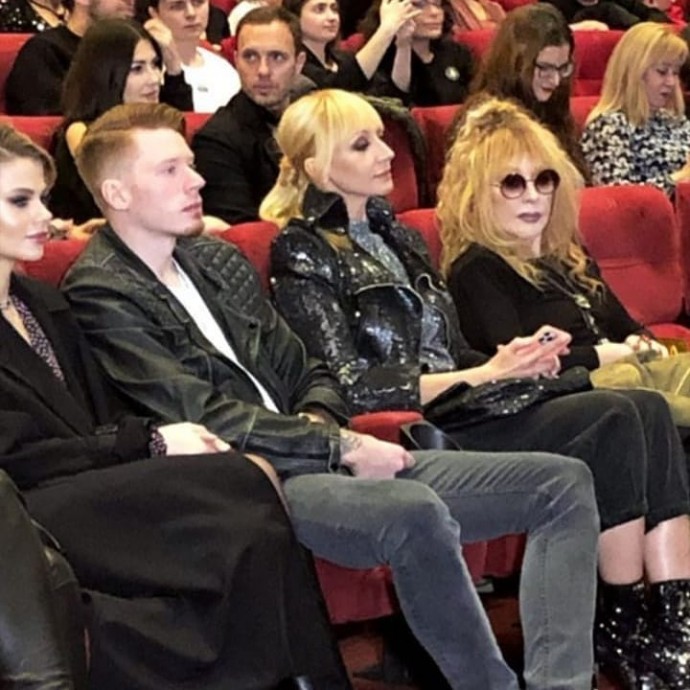 Алла Пугачева пришла с родственниками на премьеру фильма со своим участием