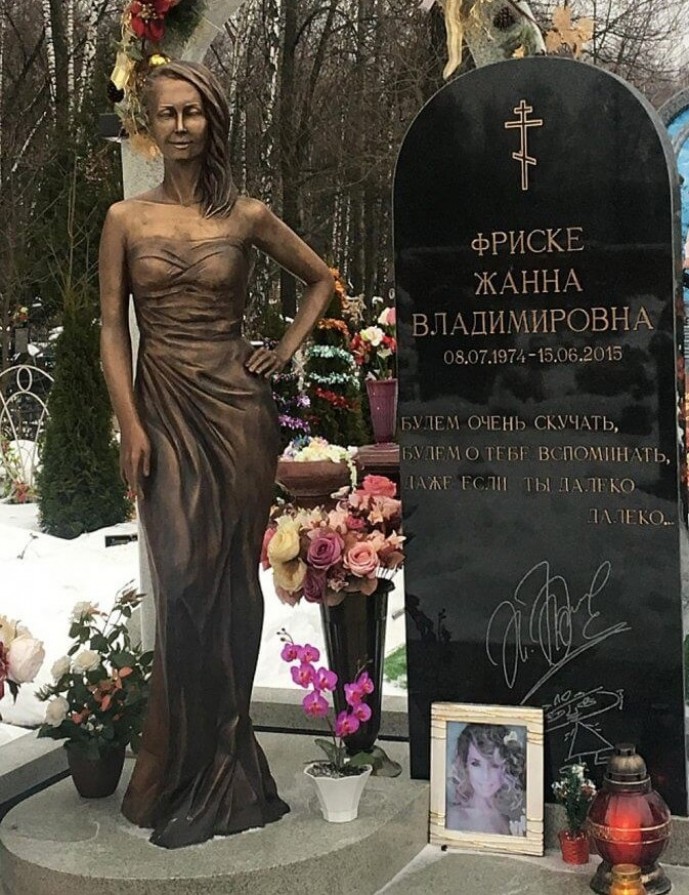 Памятник с могилы Жанны Фриске установили в московском ресторане