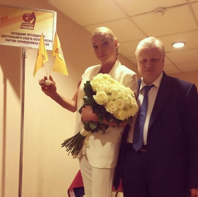 Анастасия Волочкова заработала на свой мерседес, проведя неделю в греческом отеле с казахским олигархом