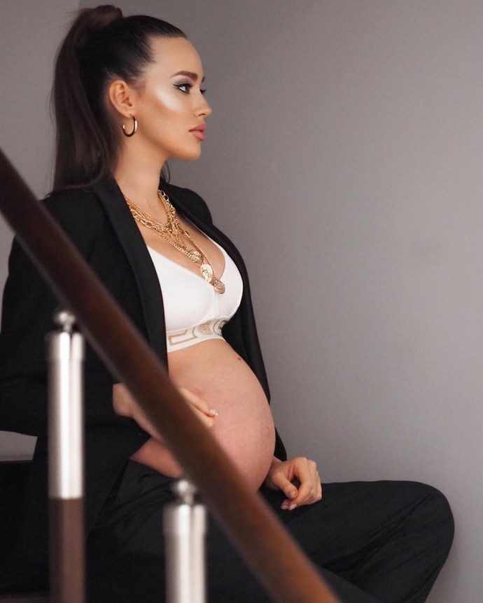 Анастасия Костенко опубликовала фото с голым животиком на последних месяцах беременности