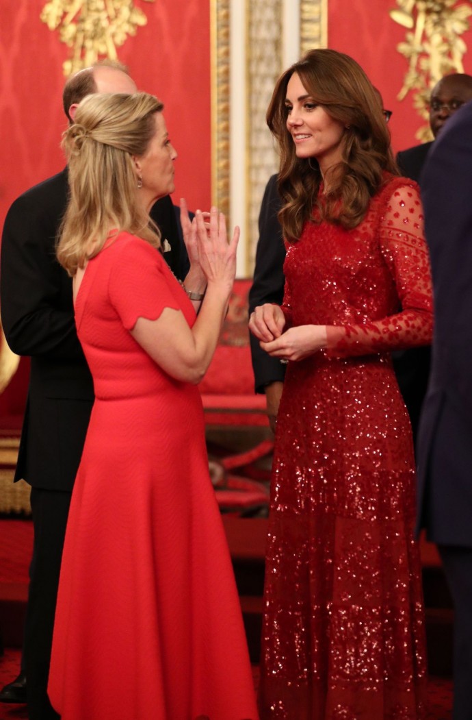 Кейт Миддлтон очаровала присутствующих торжественного приема красным платьем