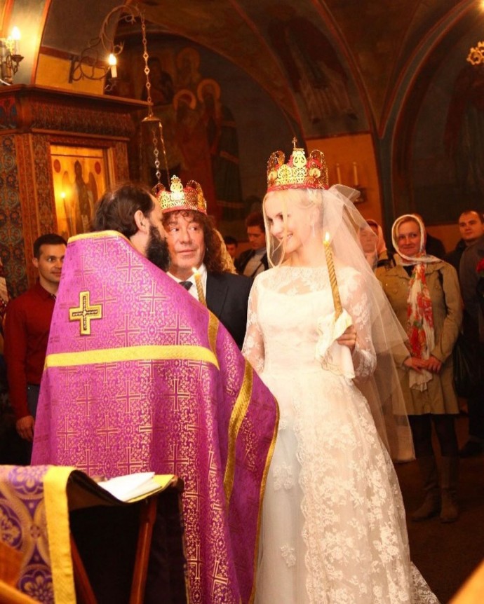 Послед публикаций фото с венчания, молодая жена Владимира Кузьмина показала, как выглядит без косметики