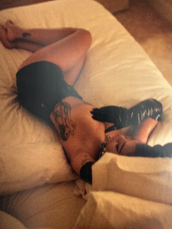 Брюнетка Рита Ора оголила грудь в фотосессии для LOVE magazine