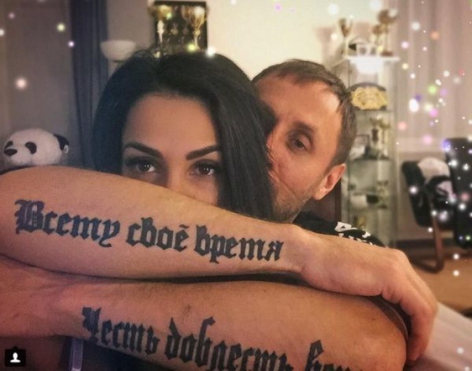 Саша Кабаева сводит свои знаменитые татуировки