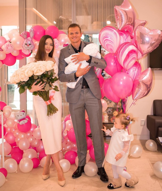 Дмитрий Тарасов воссоединился с семьёй на выписке Анастасии Костенко из роддома