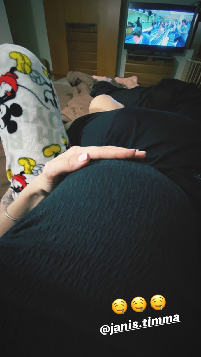 Анна Седокова показала беременный живот, но в него поверили не все