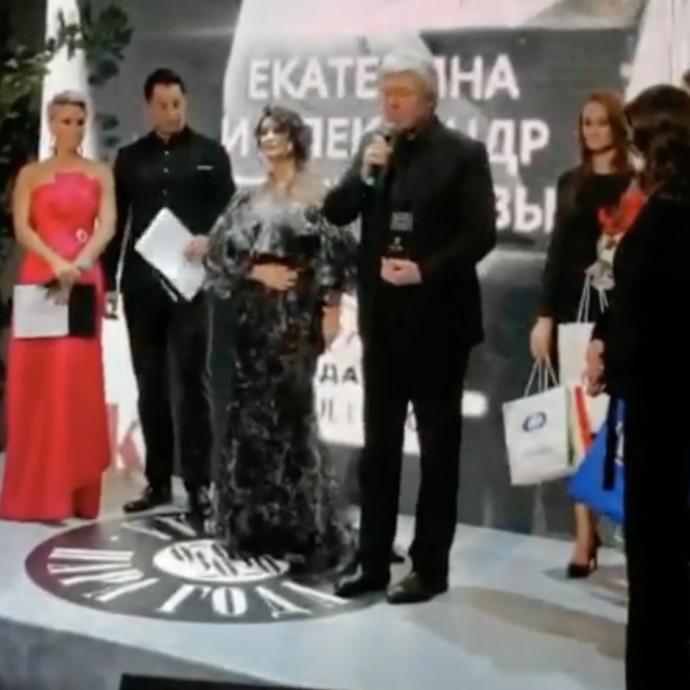 Супруги Стриженовы отдали свою премию "Пара года" Анастасии Заворотнюк и Петру Чернышеву