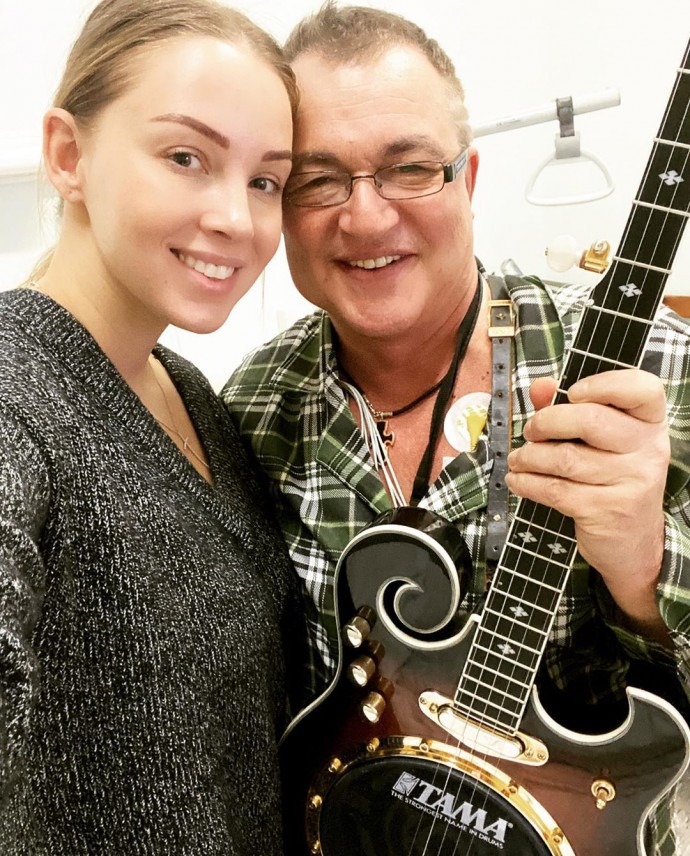 Полина Диброва опубликовала фото с мужем из больницы
