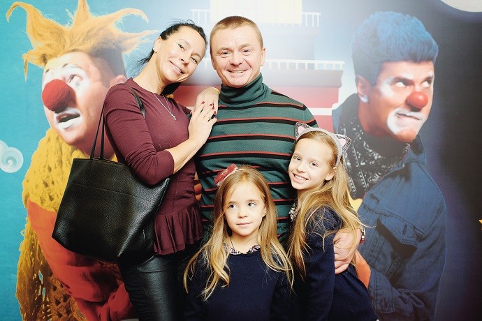 Владимир Сычев показал фотографам своих дочек