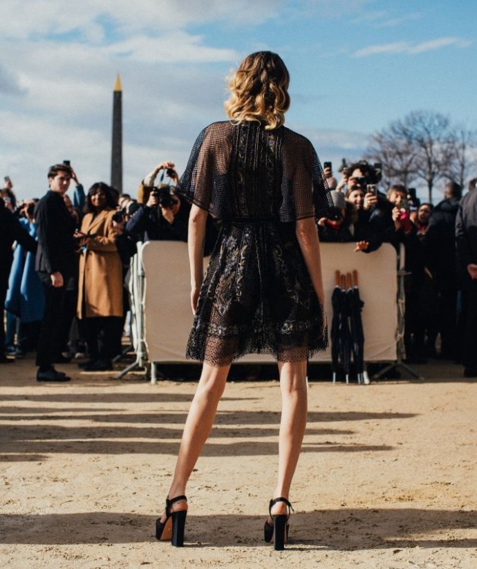 Кара Делевинь на показе Dior продемонстрировала ножки-ниточки