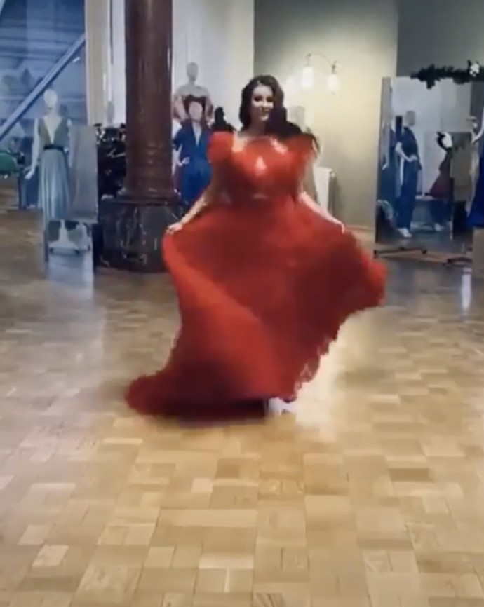 "Пора выбирать праздничное платье": Оксана Федорова в шикарном наряде сразила поклонников