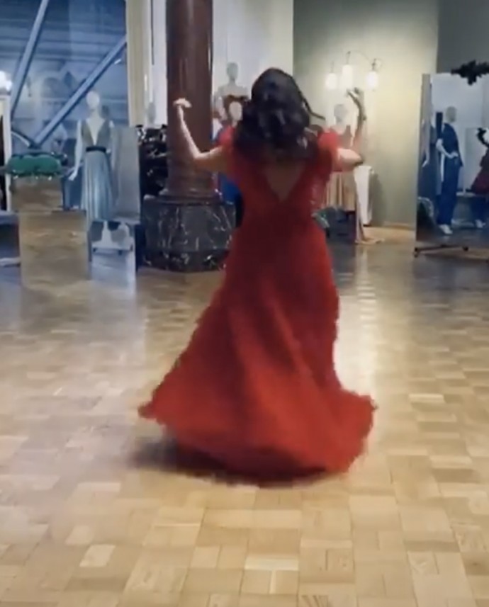 "Пора выбирать праздничное платье": Оксана Федорова в шикарном наряде сразила поклонников