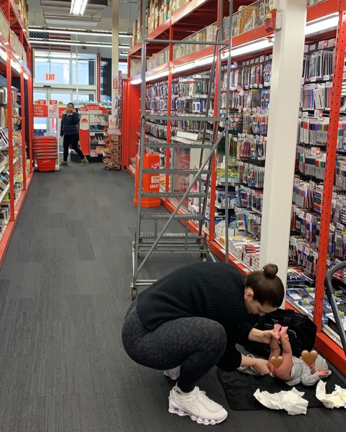 Эшли Грэм сменила подгузник ребенку на полу в супермаркете


