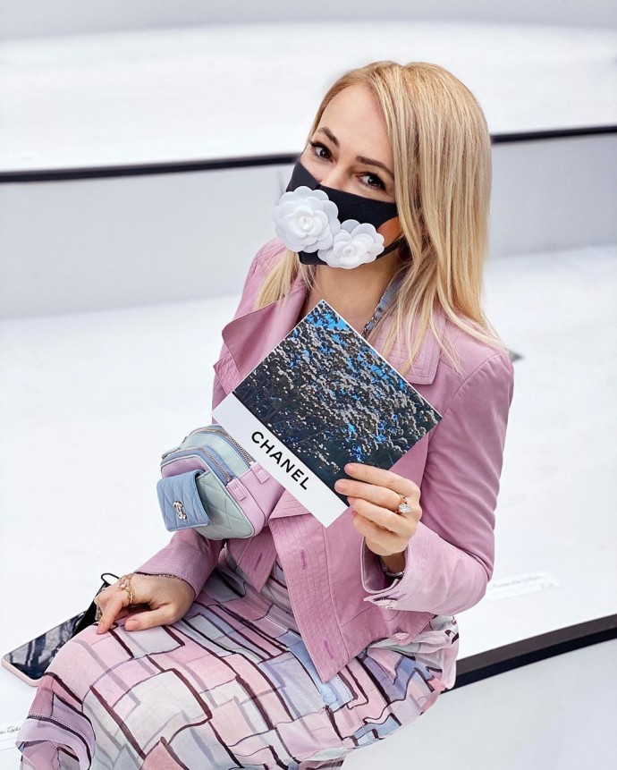 "Собрала всех фотографов": Яна Рудковская появилась на показе Chanel в гламурной маске