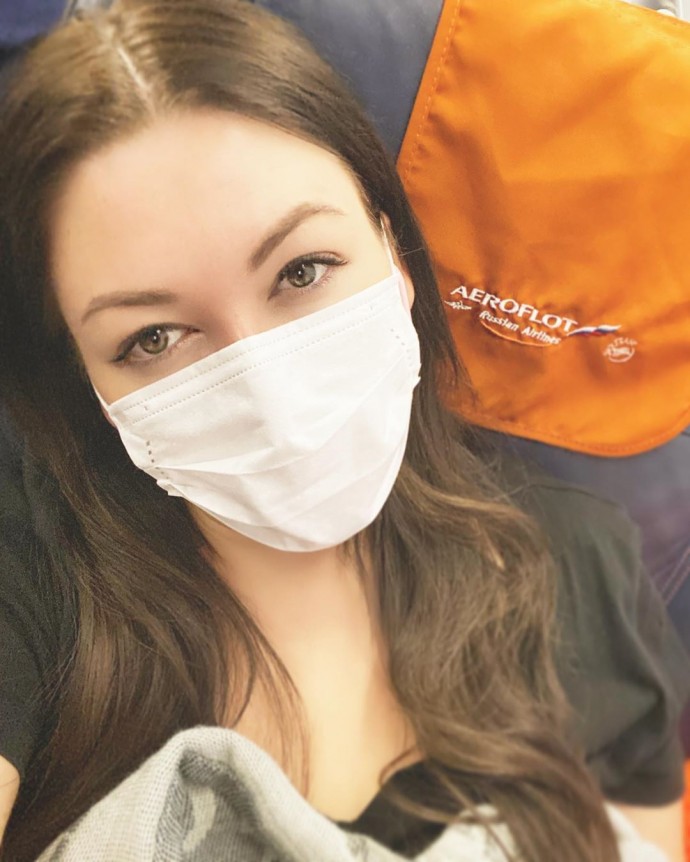 Надев маску от коронавируса, Ирина Дубцова отправилась с концертами в Крым