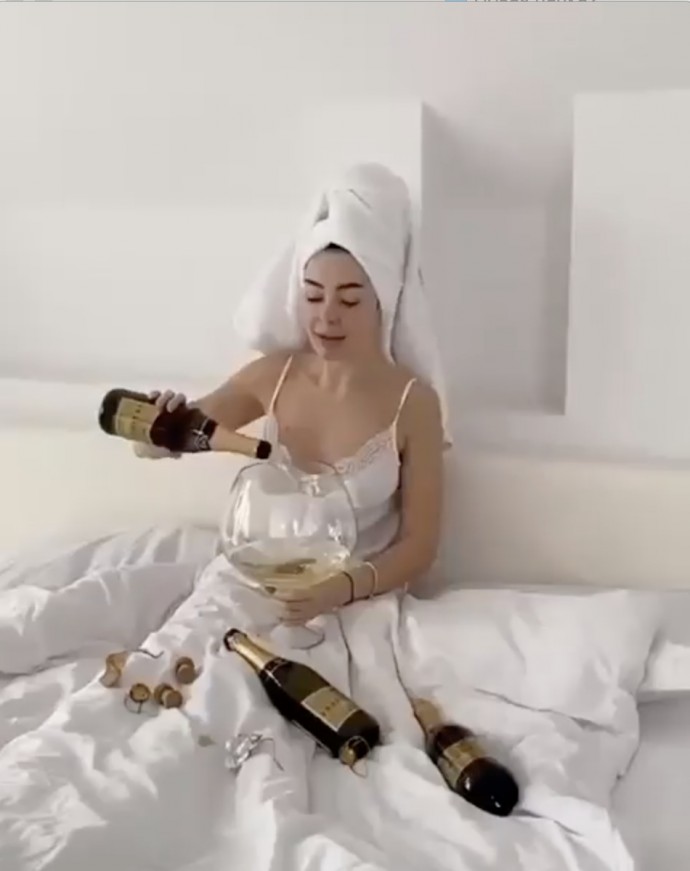 "8-е Марта самый лучший праздник": Любовь Успенская отметила праздник двумя бутылками шампанского