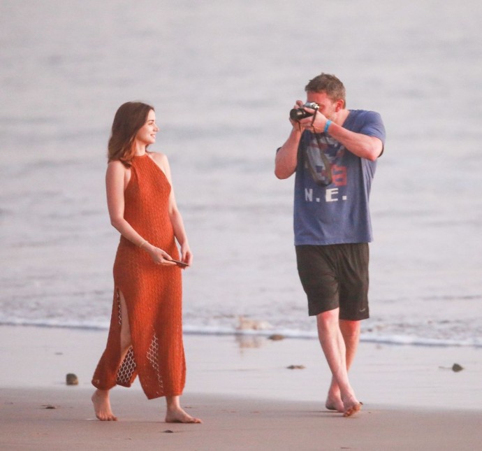 Папарацци сделали эксклюзивные фото Бена Аффлека на пляже с новой подругой Аной де Армас
