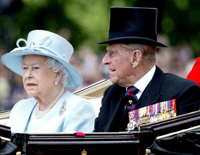 Елизавета II покинула Букингемский дворец из-за опасности заражения коронавирусом
