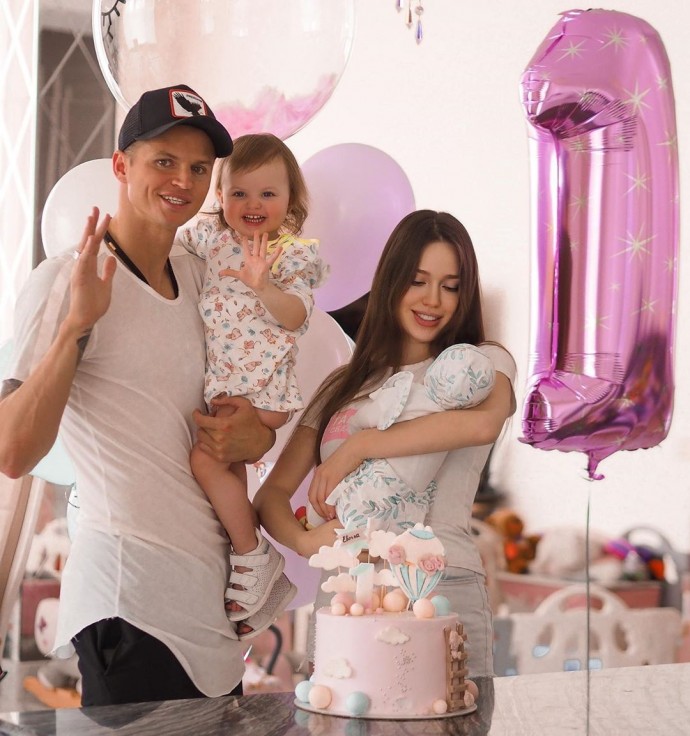 Анастасия Костенко в розовой юбке трогательно поздравила мужа с днём рождения