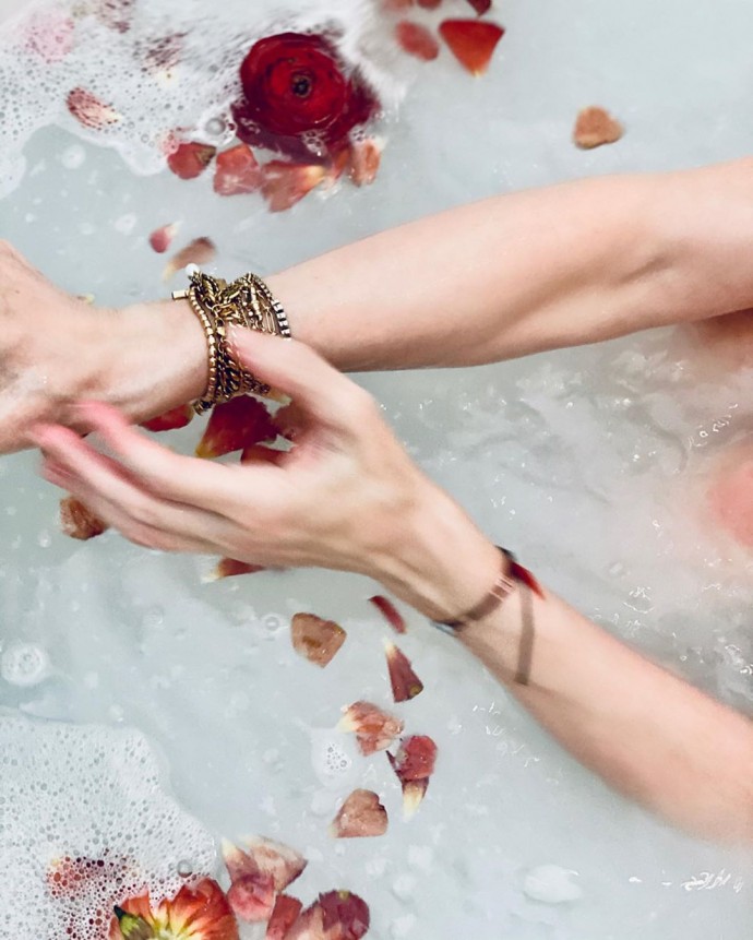 Обнажённая Мадонна опубликовала видео из ванной