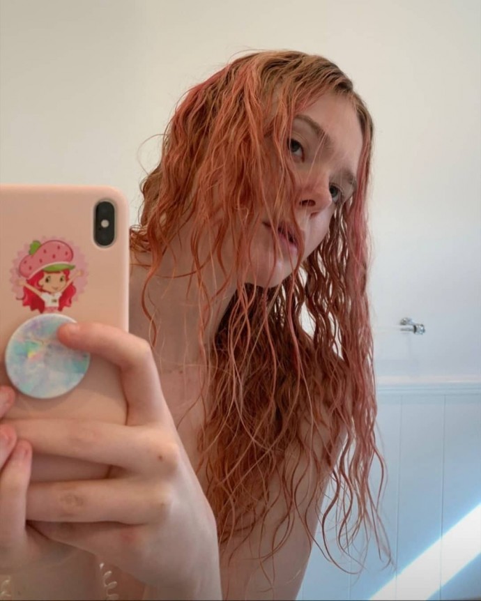 Эль Фаннинг сделала обнажённое селфи в ванной, показав новый цвет волос