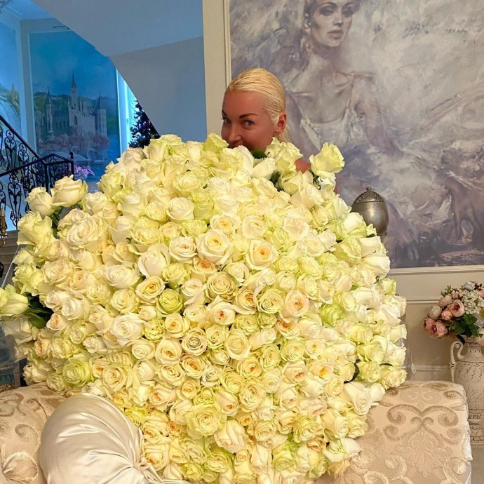 Таинственный мужчина Анастасии Волочковой смастерил для нее цветок из туалетной бумаги