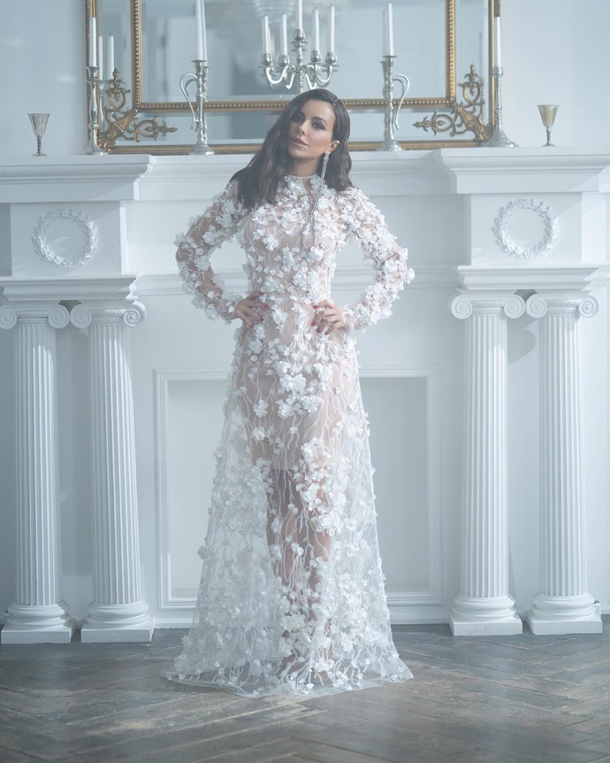 «Неземная красотка!»: Ани Лорак позировала в прозрачном свадебном платье