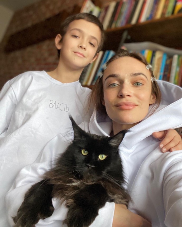«Как же это гениально»: Алена Водонаева поделилась семейными снимками 