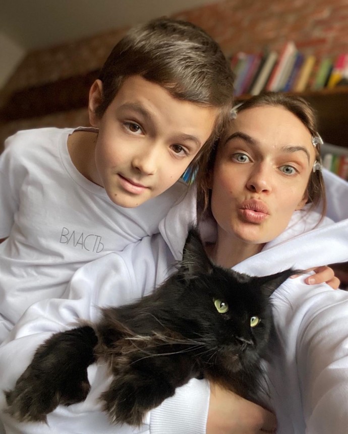 «Как же это гениально»: Алена Водонаева поделилась семейными снимками 
