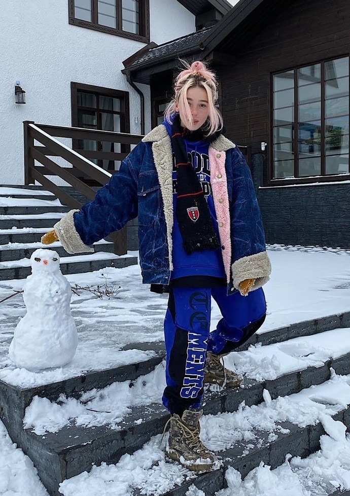 Настя Ивлеева в синем костюмчике прошлась по снежку