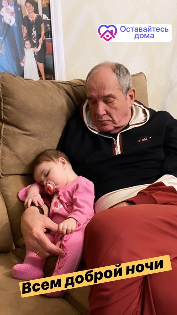 Эммануил Виторган показал милый снимок со спящей дочкой