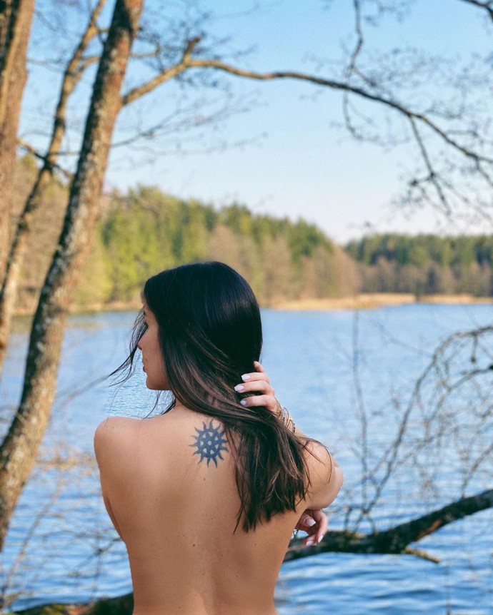 Кети Топурия раскрыла смысл своей татуировки, сделав фото топлес