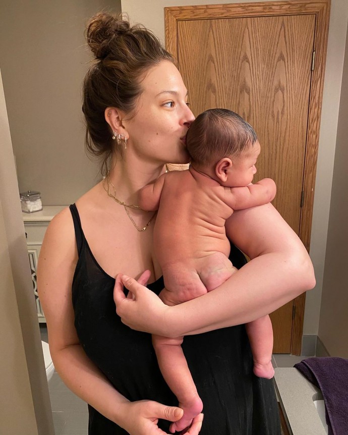 Эшли Грэм кормит сына, публикуя фото огромной груди в Инстаграм