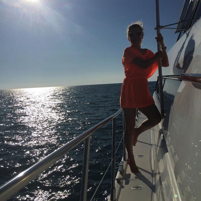 57-летняя жена Малинина показала стройные ноги в мини-платье на яхте