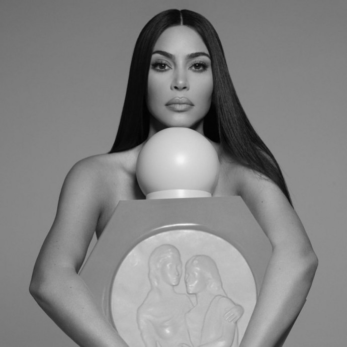 Ким Кардашьян выпустила рекламу, прикрыв голое тело флакончиком духов