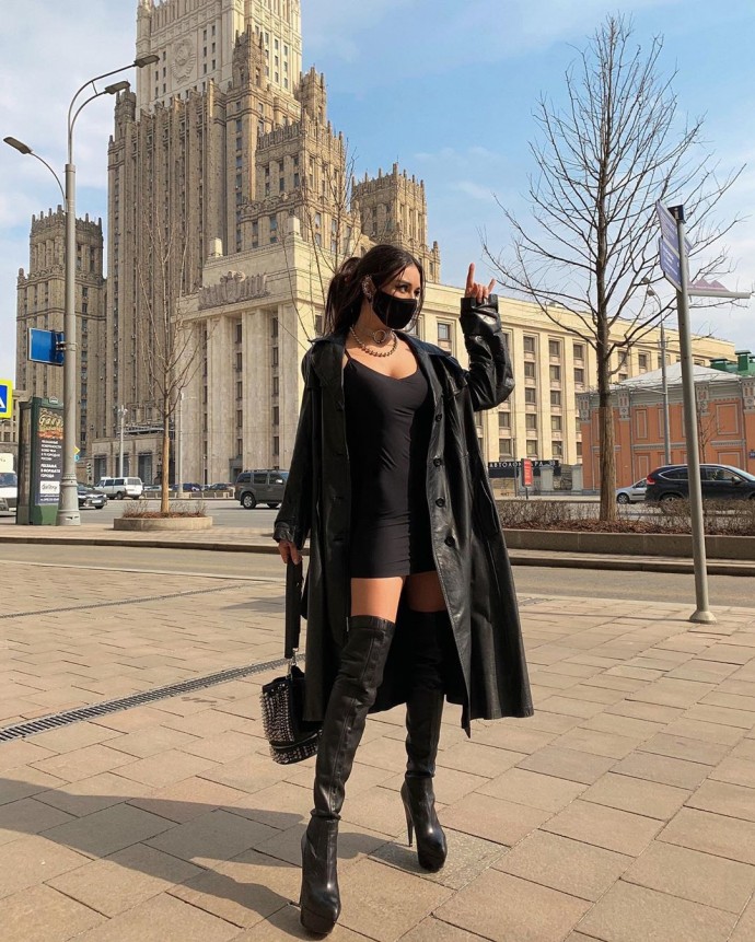 Диана Мелисон в чёрном плаще и коротком платье прогулялась по Москве