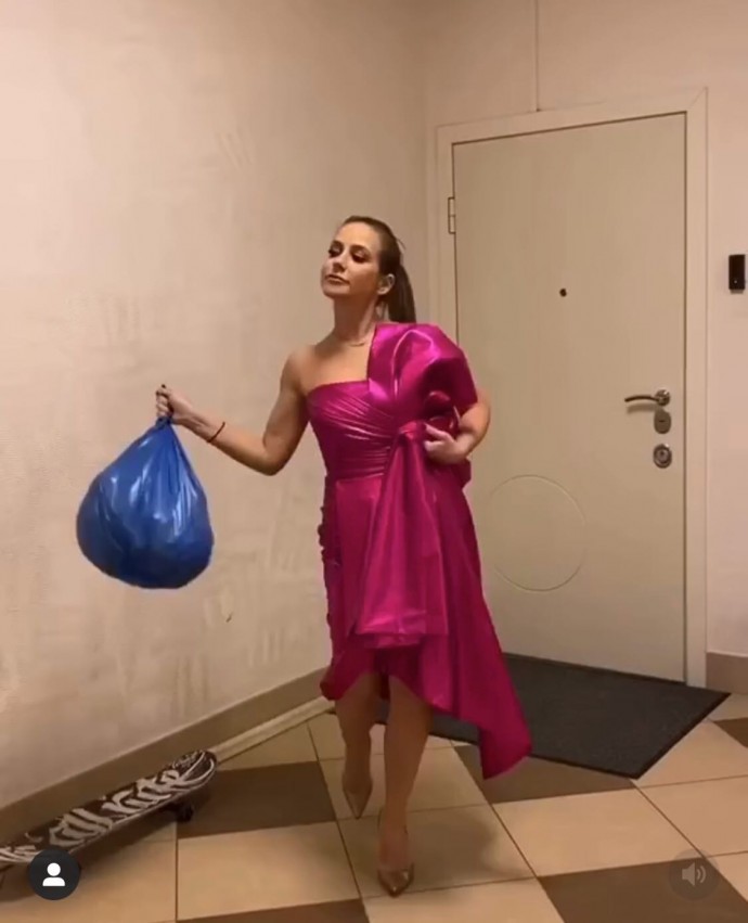 Юлия Барановская отправилась выносить мусор в вечернем платье