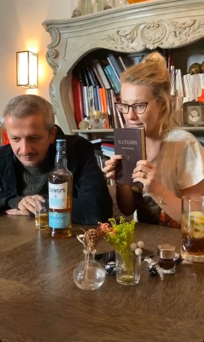 Ксению Собчак раскритиковали за частое распитие алкоголя
