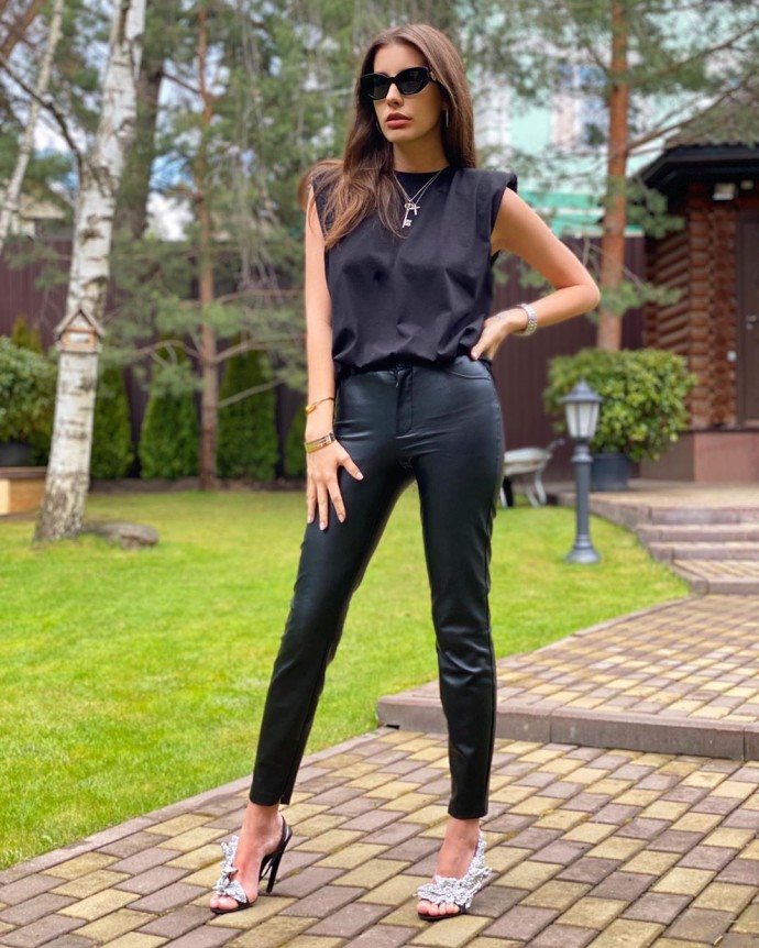 Рейтинг дня: Кети Топурия влезла в кожаные штаны, показав стиль total black
