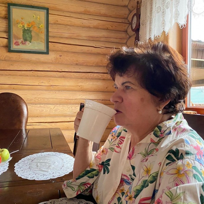 Показав маму и бабушку, Ирина Пегова отправилась на одиночную уборку обочины