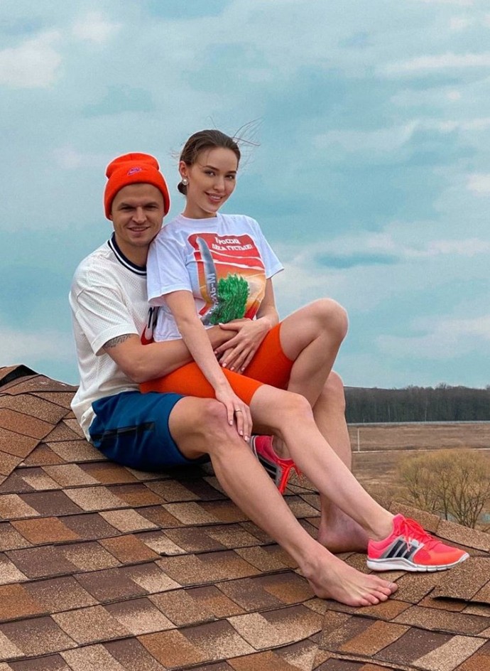 Рейтинг дня: Дмитрий Тарасов и Анастасия Костенко в оранжевых велосипедках забрались на крышу