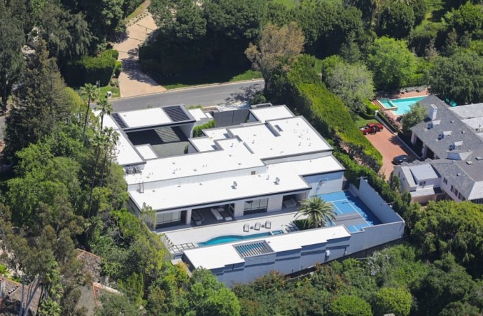 Кайли Дженнер устроила фотосессию в бикини около своего дома за $36,5 млн