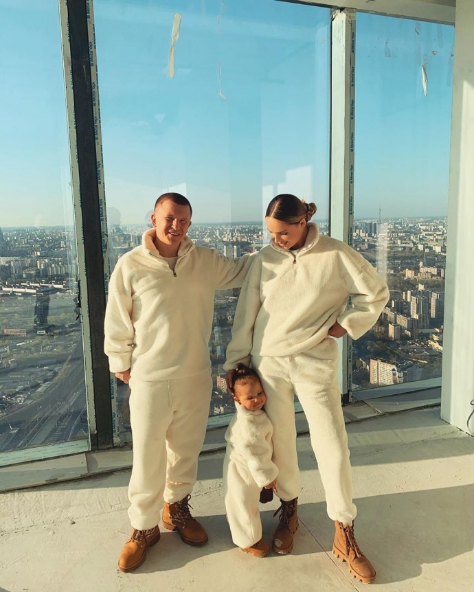 Рейтинг дня: семья певицы Ханны показала "плюшевый" family look, позируя в новой квартире в Москва-Сити