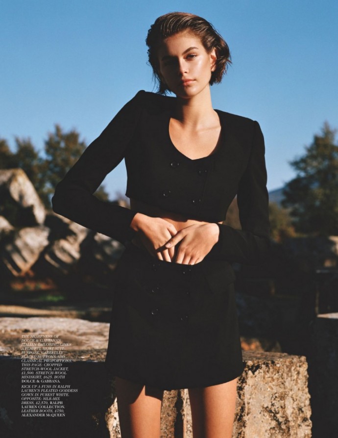 Кайя Гербер на страницах Vogue прикрыла голую грудь тонкими полосочками