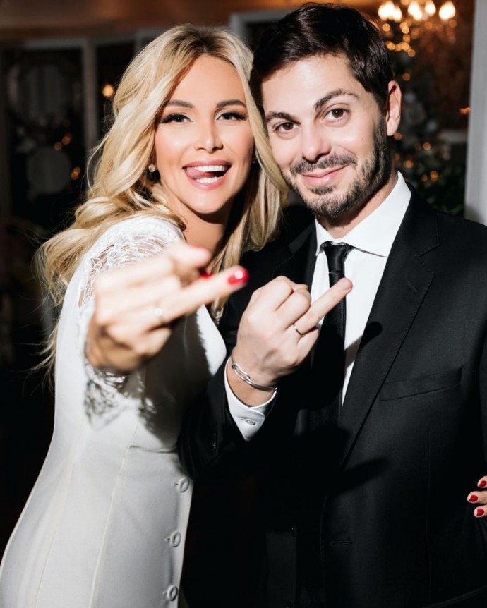 Виктория Лопырёва появилась на семейном фото с мужем и свекровью