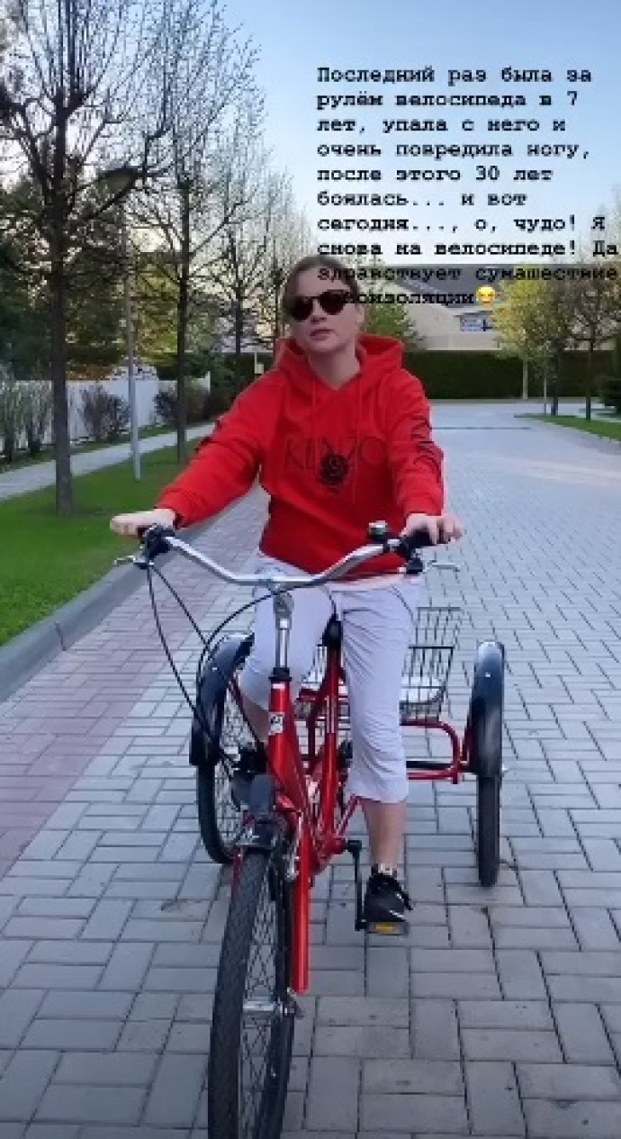 Юлия Проскурякова освоила трёхколёсный велосипед