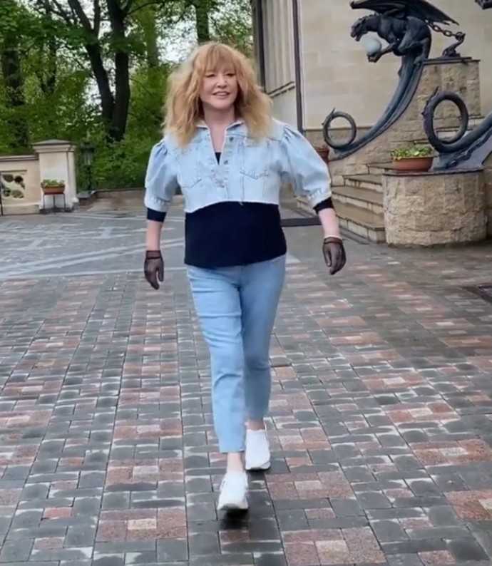 Алла Пугачёва в облегающих джинсах и белых кедиках продемонстрировала "летящую походку"