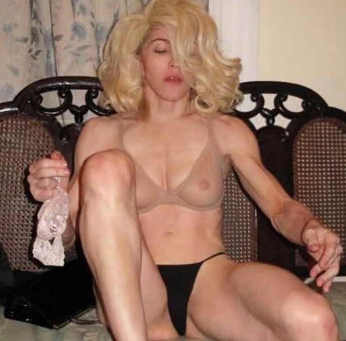 Мадонна в прозрачном нижнем белье раздвинула ноги, показав трусики